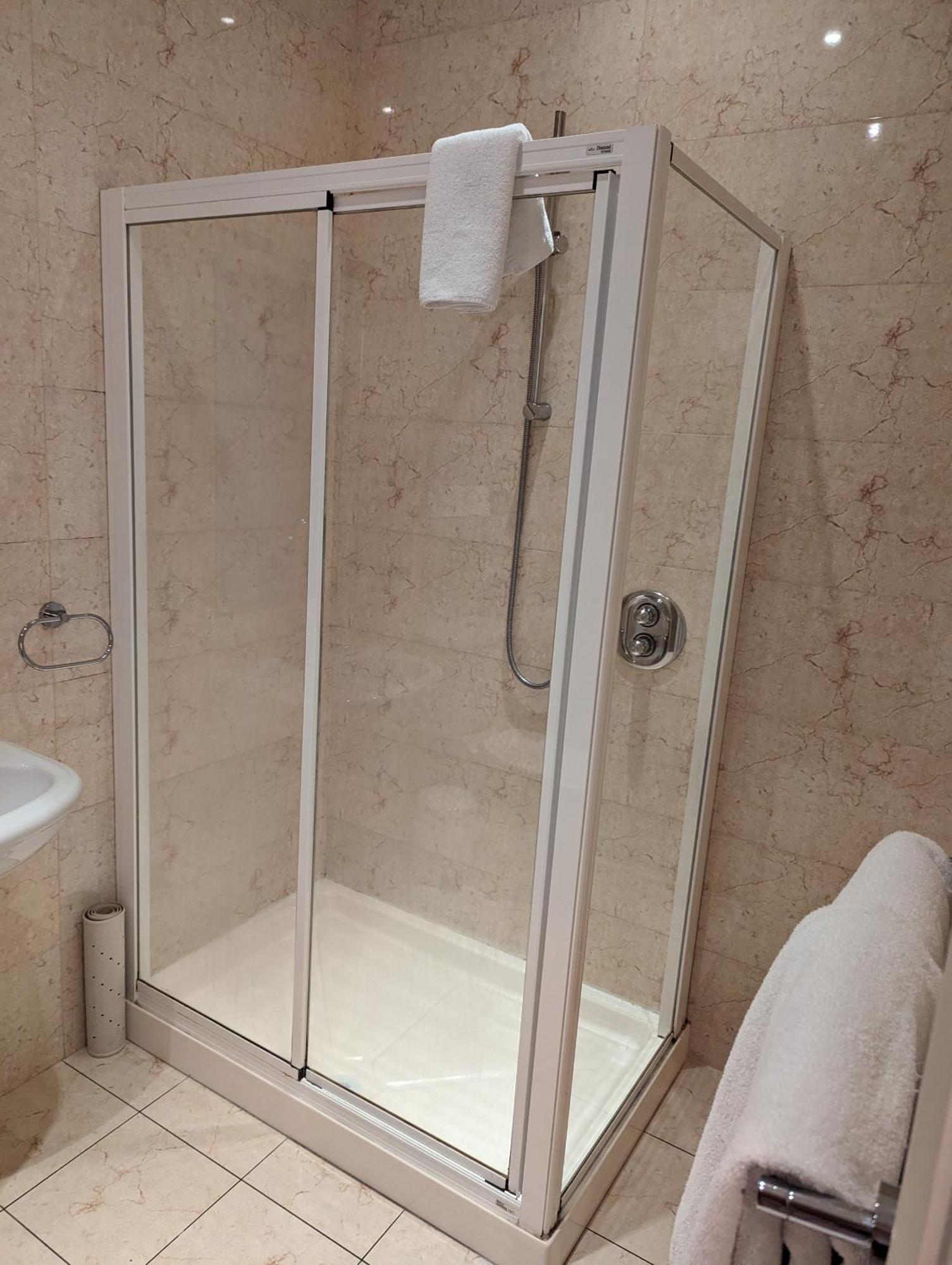 The Western Citypoint Apartments Galway Bagian luar foto
